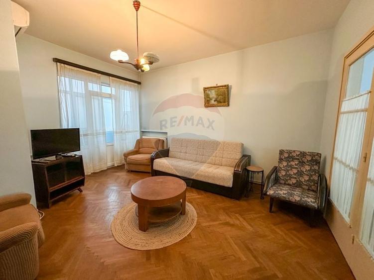 Apartament cu 3 camere semidecomandat în Unirii