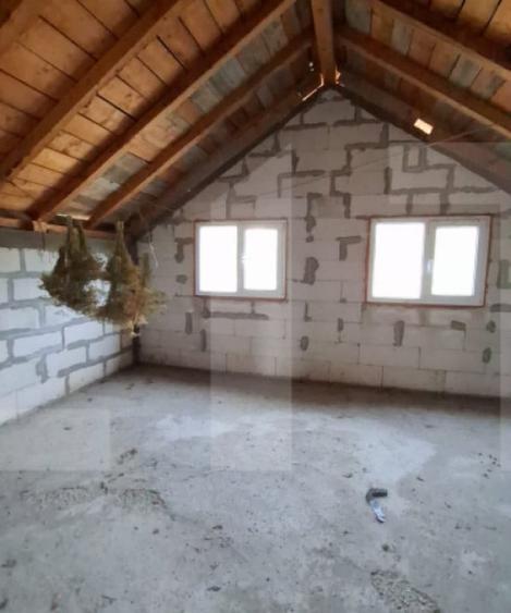 Casă cu 4 camere cu Teren 582 Mp în Teslui