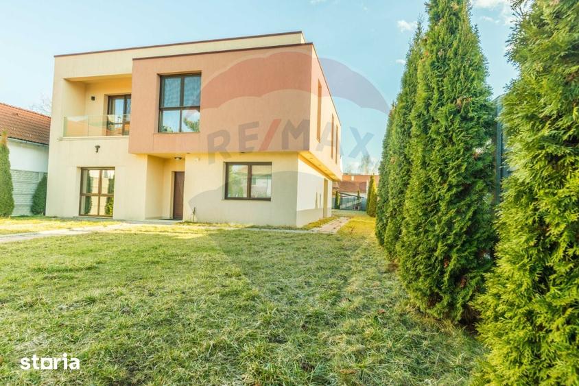 Casă cu 6 camere cu Teren 1071 Mp în Central