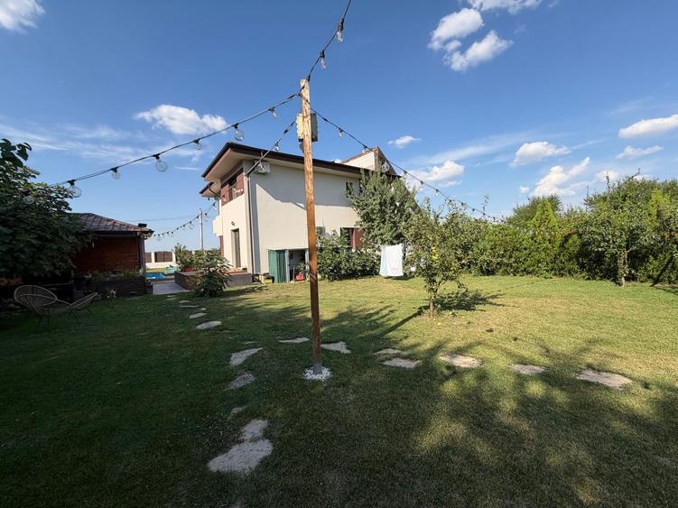 Casă individuală cu 4 camere cu Piscina în Odăi