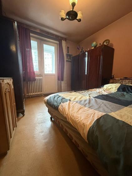Apartament cu 3 camere semidecomandat în Tineretului