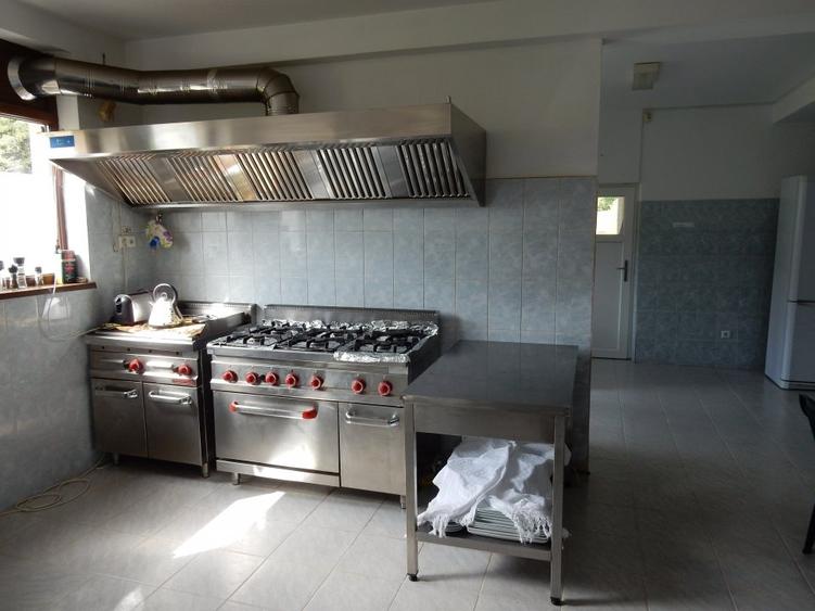 Casă individuală cu 12 camere cu Teren 2250 Mp în Bran