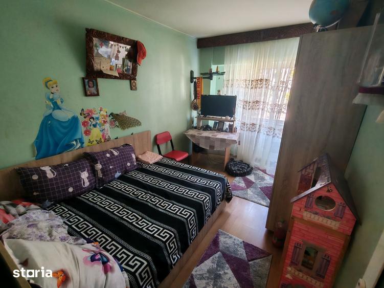 Apartament cu 4 camere decomandat în CET
