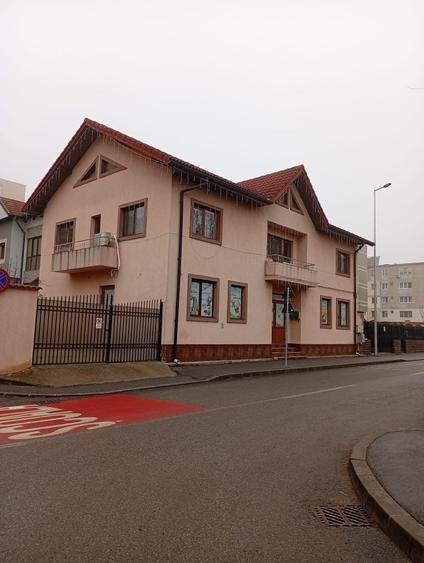 Casă cu 4 camere în 9 Mai