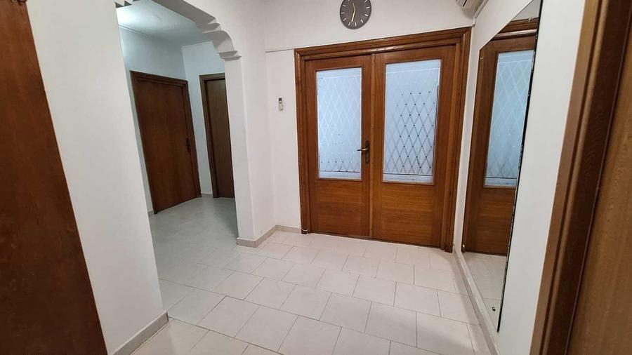 Apartament cu 3 camere decomandat în Capitol