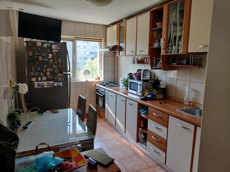 Apartament cu 3 camere semidecomandat în Titan