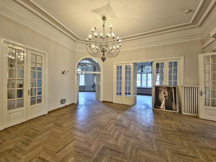 Casă cu 11 camere cu Garaj în Dacia