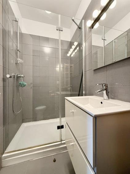 Apartament cu 3 camere semidecomandat, mobilat în Băneasa
