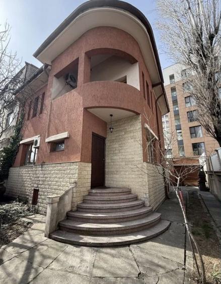 Casă individuală cu 6 camere cu Canalizare în Cotroceni