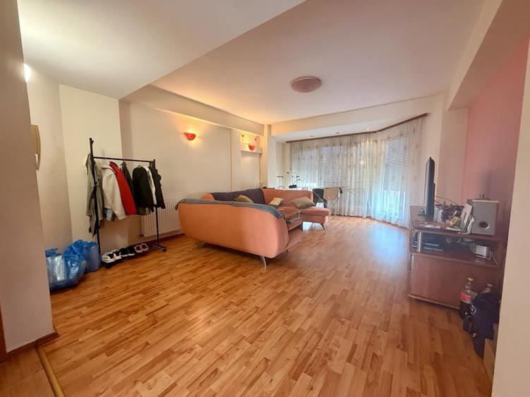 Apartament cu 3 camere decomandat, mobilat în Aradului