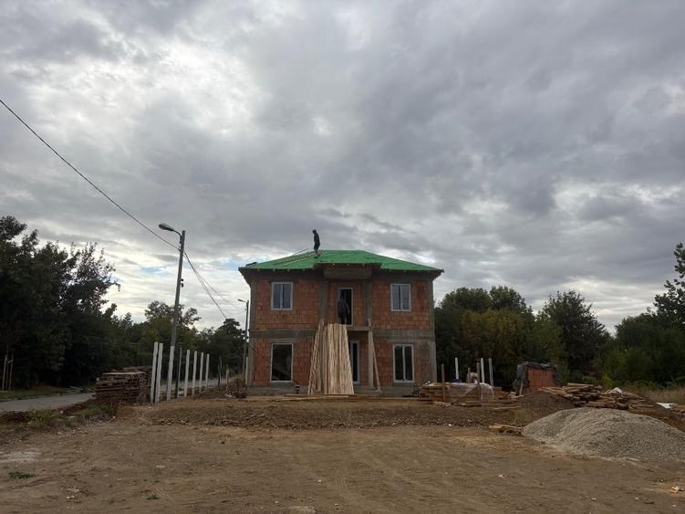 Casă individuală cu 5 camere cu Canalizare în Tei