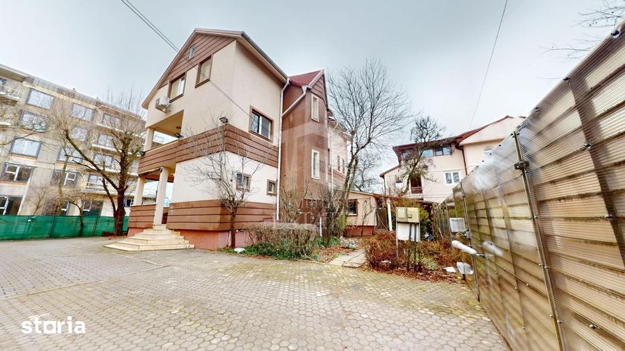 Casă cu 8 camere cu Teren 387 Mp în Central