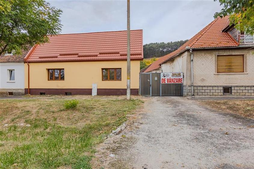 Casă individuală cu 12 camere cu Canalizare în Sânpetru