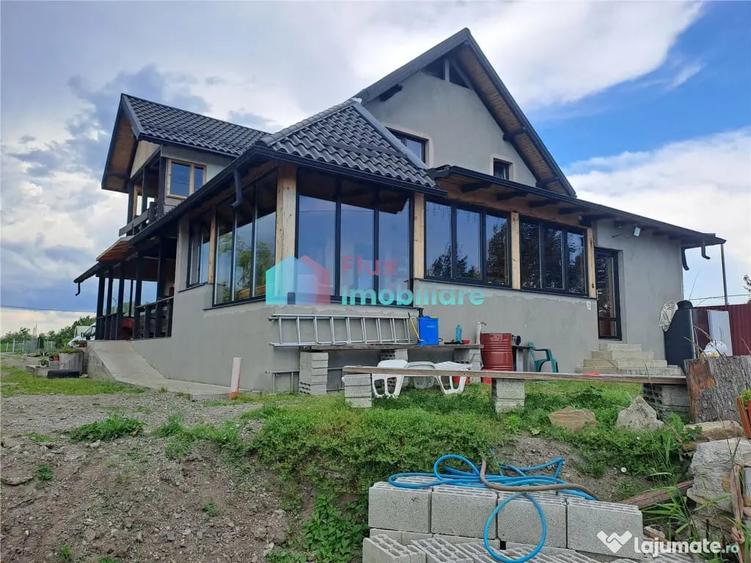 Casă cu 6 camere cu Teren 10000 Mp în Fântâna Mare