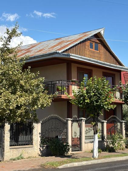 Casa de vanzare cu o suprafata construita de 205 metri patrati dispusa pe trei niveluri, demisol, parter si etaj.