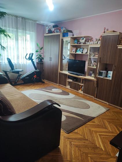 Apartament cu 3 camere decomandat în Nufărul
