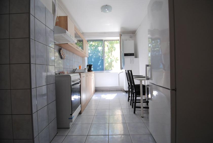 Apartament cu 3 camere semidecomandat, mobilat în Central