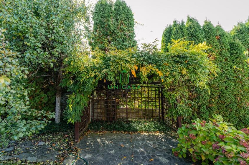 Casă individuală cu 8 camere cu Garaj în Bârsești (Mihăești)