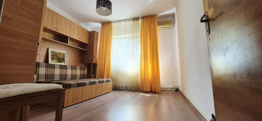 Apartament cu 3 camere decomandat în Drumul Sării