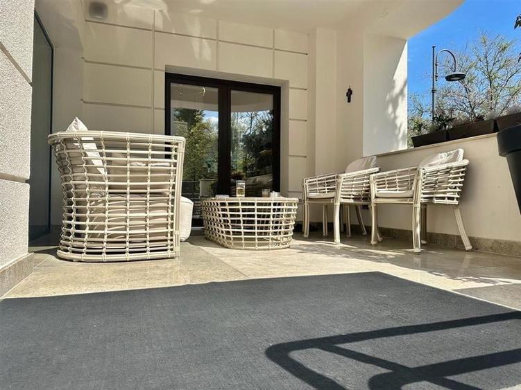 Casă individuală cu 7 camere cu Piscina în Primăverii