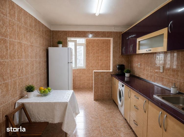 Apartament cu 4 camere decomandat în Tei