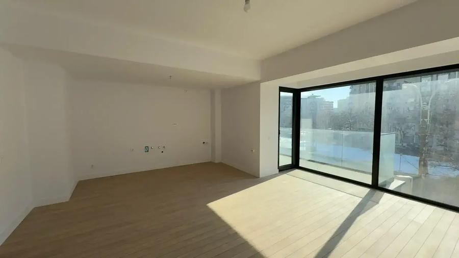 Apartament cu 3 camere semidecomandat în 13 Septembrie