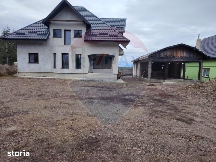 Casă cu 8 camere cu Teren 1000 Mp în Poiana Stampei