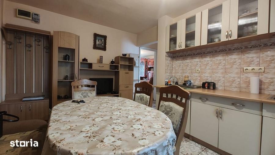 De vanzare apartament 2 camere,etajul1 - 3