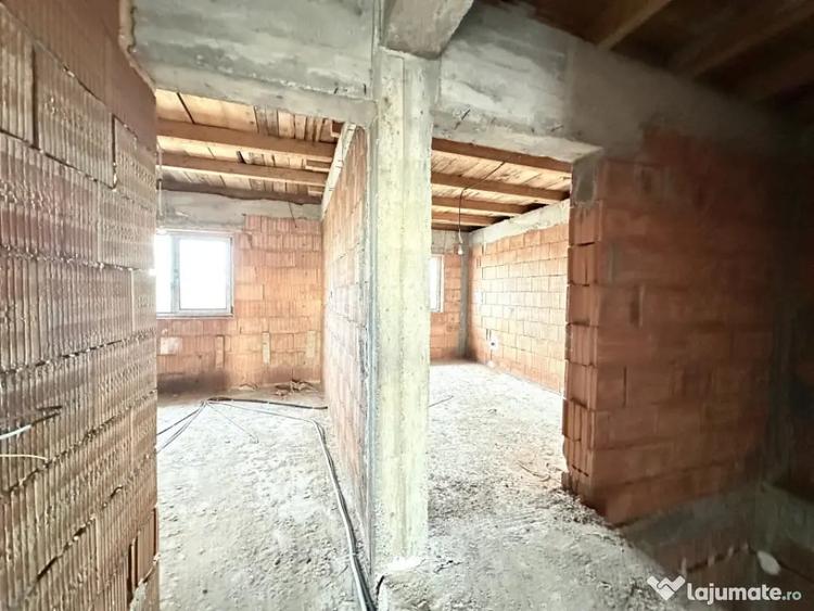 Casă cu 5 camere cu Teren 305 Mp în Dumbrăvița