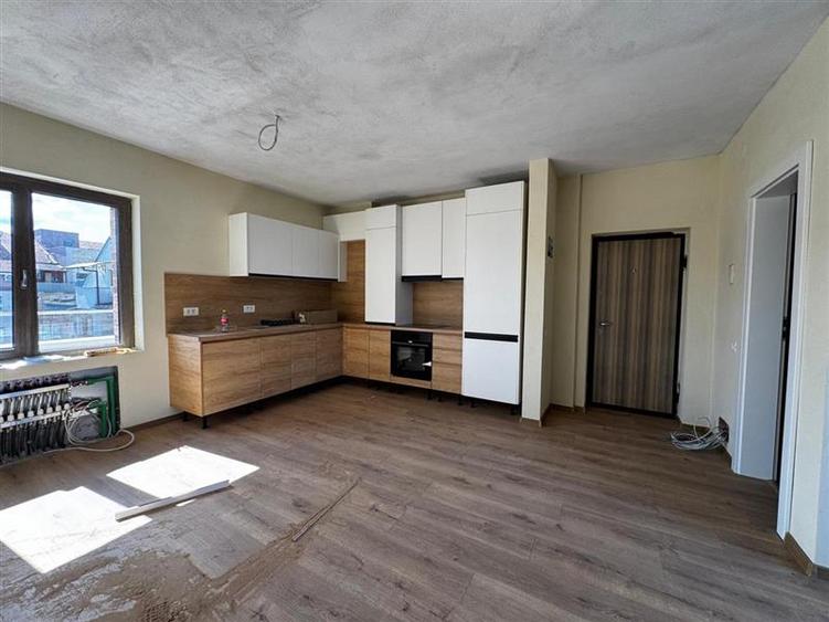 Apartament cu 3 camere semidecomandat, mobilat în Borhanci