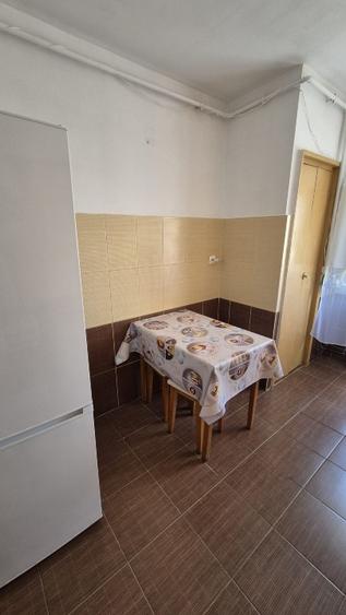Apartament cu 3 camere decomandat în Între Lacuri