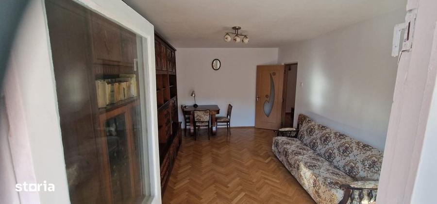 Apartament cu 4 camere decomandat în Calea București