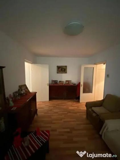 Apartament cu 3 camere semidecomandat în Rahova