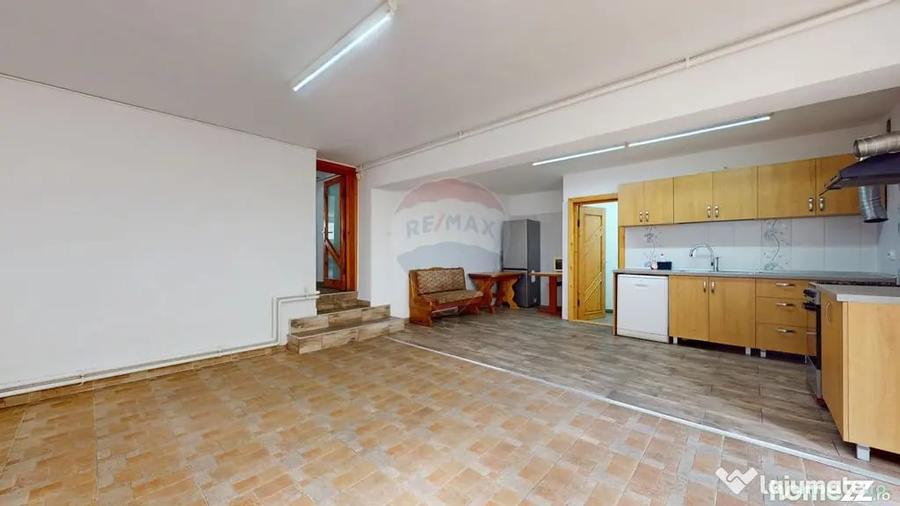 Casă cu 10 camere cu Teren 710 Mp în Central