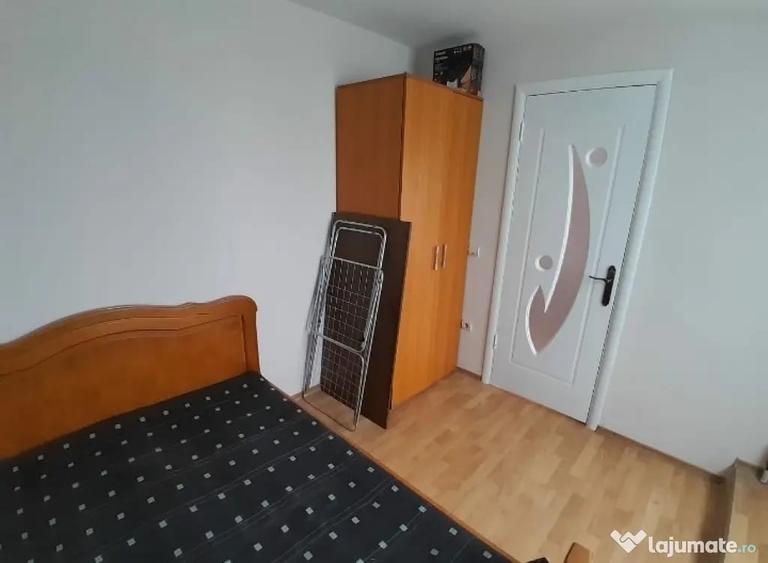 Apartament cu 3 camere semidecomandat în Central