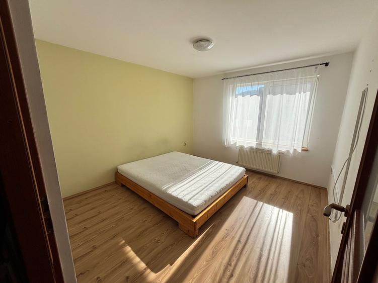 Apartament cu 3 camere semidecomandat în Florești