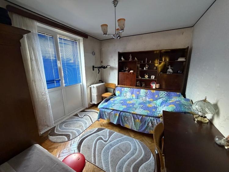 Apartament cu 3 camere semidecomandat, mobilat în Titan