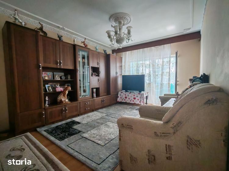 Apartament cu 4 camere decomandat în CET