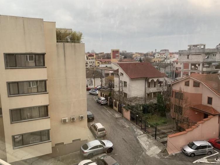 Apartament cu 4 camere decomandat în Trocadero