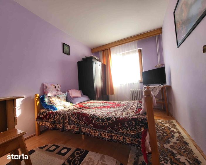 Apartament cu 3 camere semidecomandat în Letea