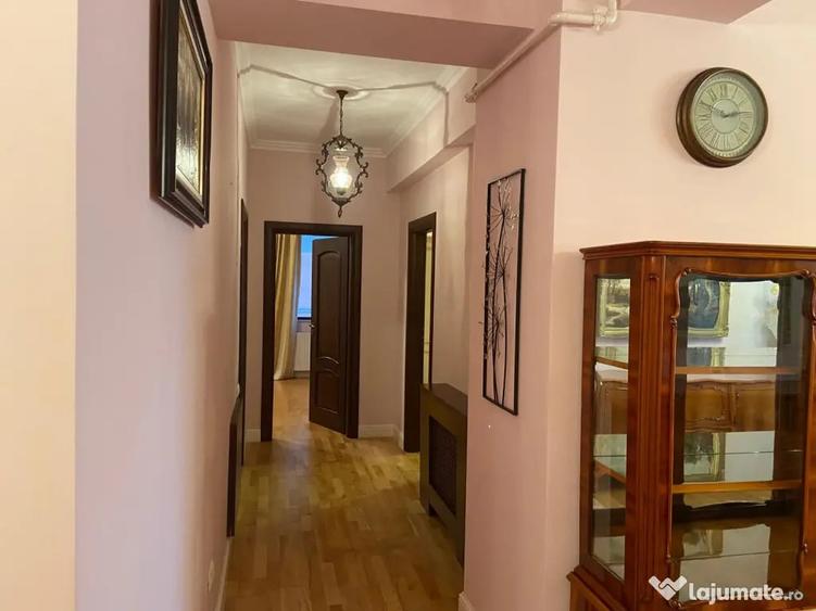 Apartament cu 3 camere decomandat în Central