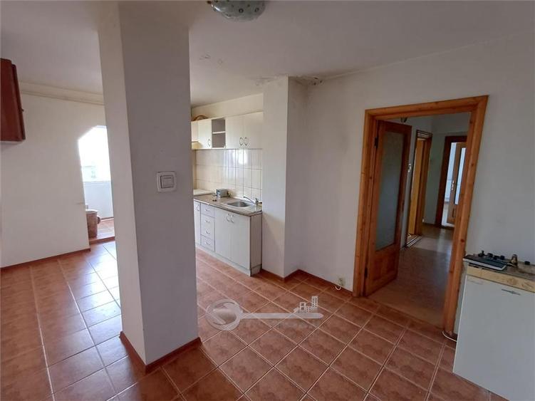 Apartament cu 3 camere decomandat în Nicolina