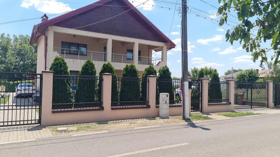 Casă individuală cu 5 camere cu Teren 4400 Mp în Ulmi