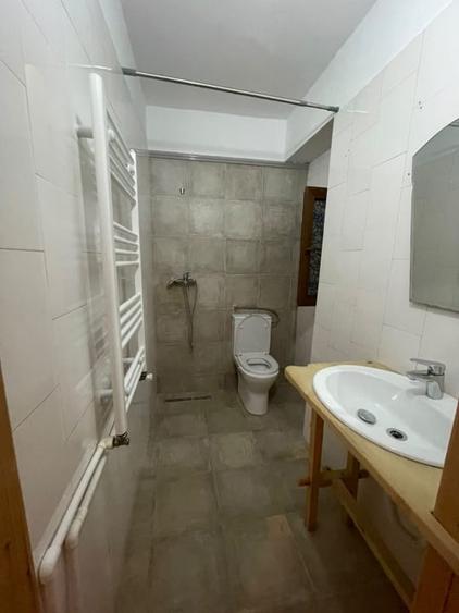 Apartament cu 3 camere semidecomandat în 1 Mai