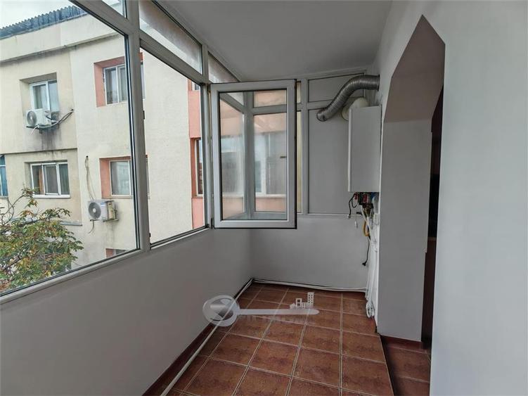 Apartament cu 3 camere decomandat în Nicolina