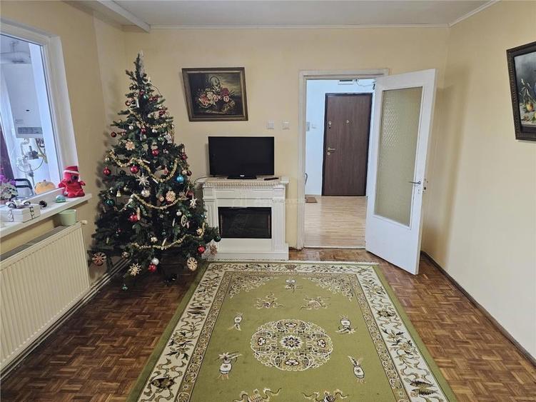 Apartament cu 3 camere decomandat în Micro II