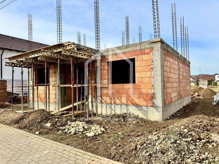 Casă individuală cu 4 camere cu Canalizare în Cristian