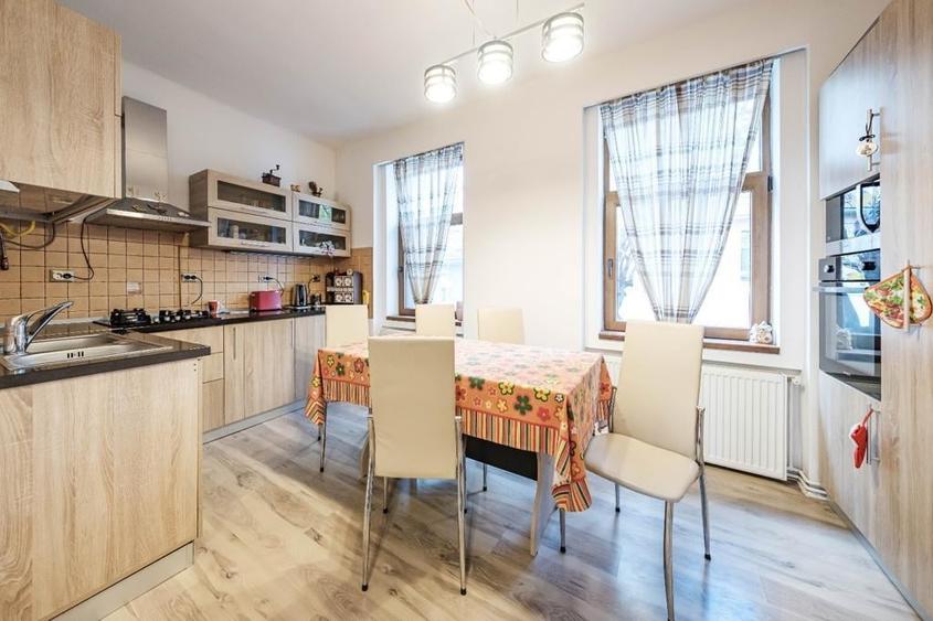 Apartament cu 3 camere semidecomandat, mobilat în Central