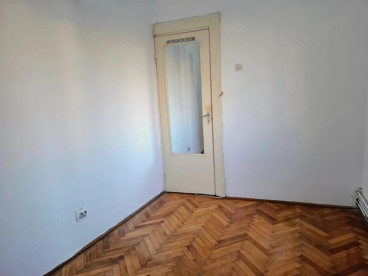Apartament cu 3 camere semidecomandat în Girocului