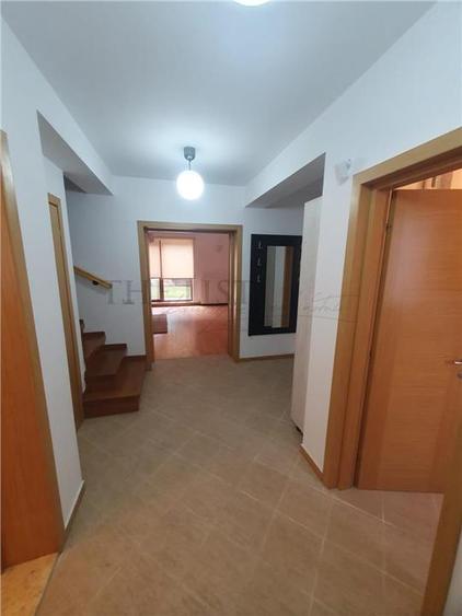 Duplex cu 5 camere cu Teren 200 Mp în Est